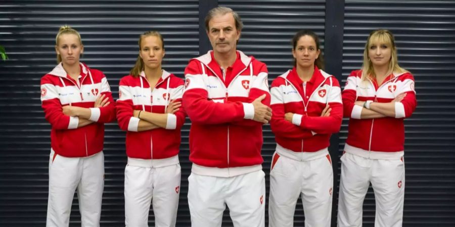 Das Fed-Cup-Team um Captain Heinz Günthardt ist fürs Duell gegen die Rumäninen gerüstet.