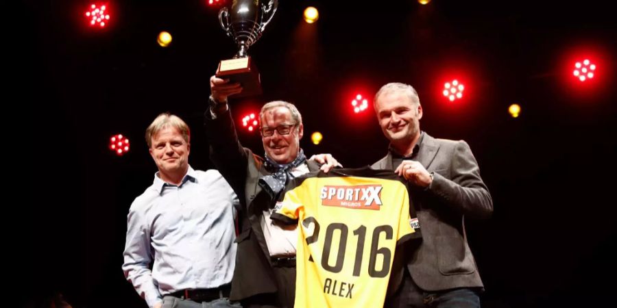 YB-Fan Tschäppät feiert mit Stéphane Chapuisat bei seiner Verabschiedungsfeier im Bierhübeli. In der Hand: Ein YB-Shirt mit seinem Vornamen.