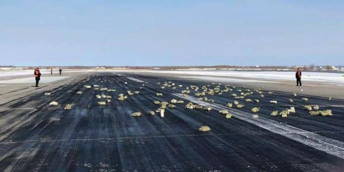 Insgesamt 150 Goldbarren verlor das russische Flugzeug auf der Startbahn. Insgesamt 150 Goldbarren verlor das russische Flugzeug auf der Startbahn.