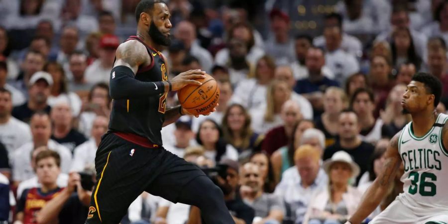 Nicht aufzuhalten: LeBron James spaziert über das Feld.