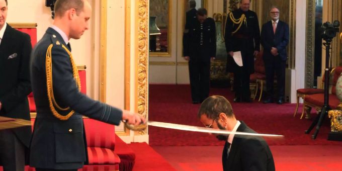 Der Ex-Beatle Ringo Starr wurde am Dienstag von Prinz William zum Ritter geschlagen. Der Ex-Beatle Ringo Starr wurde am Dienstag von Prinz William zum Ritter geschlagen.