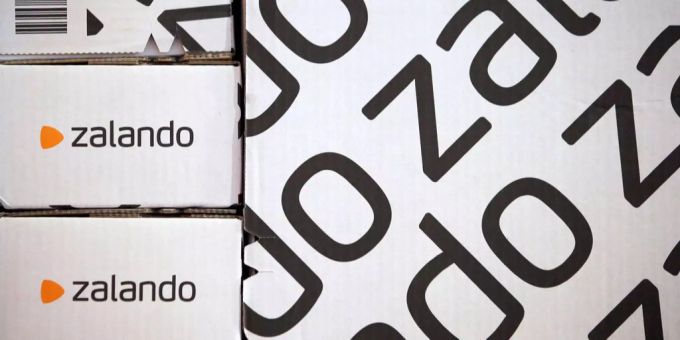 Mehrere gestapelte Zalando-Pakete. Mehrere gestapelte Zalando-Pakete.