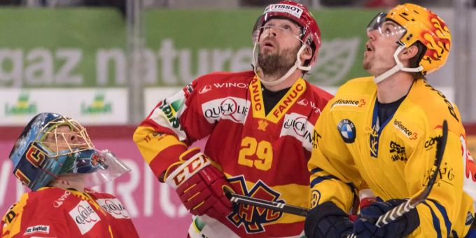 Biels Goalie Jonas Hiller, Beat Forster und der Davos Topscorer Anton Rödin auf der Suche nach dem Puck. Biels Goalie Jonas Hiller, Beat Forster und der Davos Topscorer Anton Rödin auf der Suche nach dem Puck.