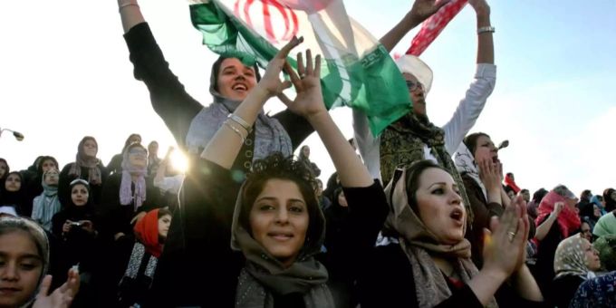 Iran - Präsident will Stadionverbot für Frauen aufheben