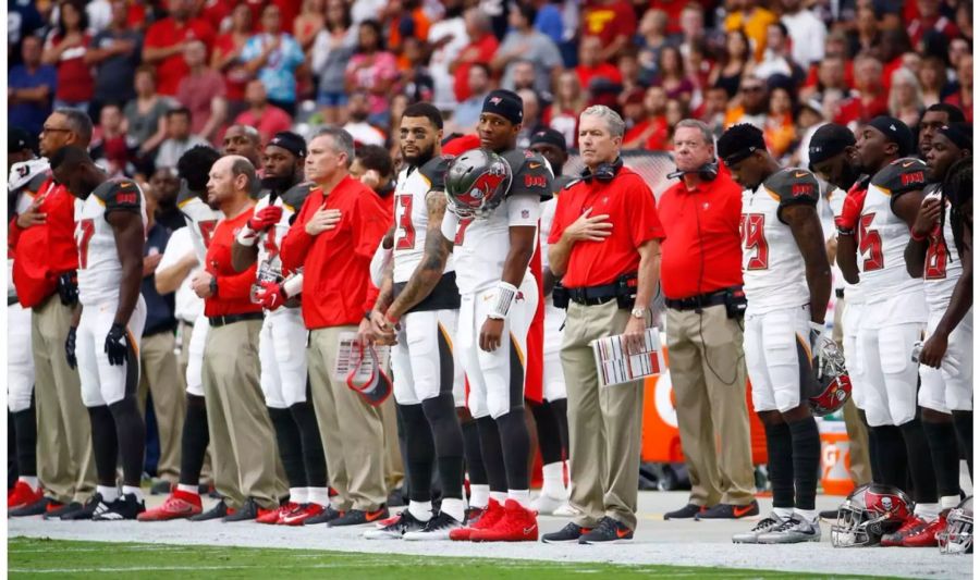 Gehen für die Nationalhymne nicht in die Knie: Die Tampa Bay Buccaneers.