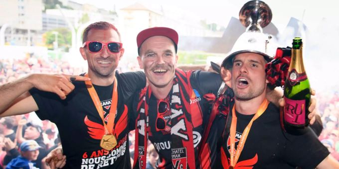 Marco Delley (rechts) und Janick Kamber (links) feiern den Aufstieg mit einem Fan.