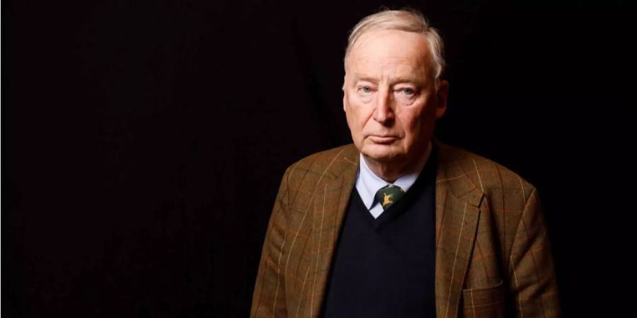 So sieht man AfD-Politiker Alexander Gauland normalerweise: bekleidet.