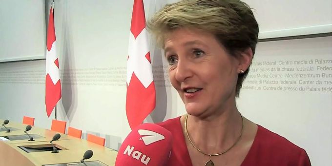 Simonetta Sommaruga findet, dass die Maskenpflicht früher hätte eingeführt werden sollen. simonetta sommaruga