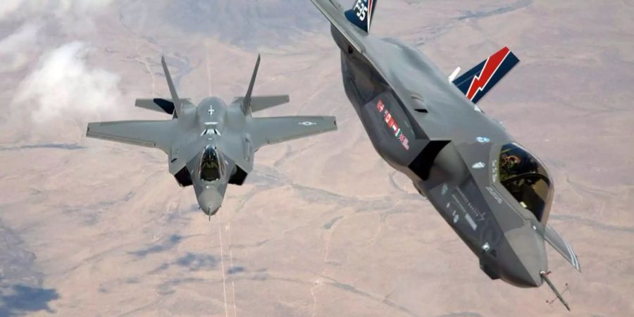 Der F-35 Lightning II ist ein Kampfjet der neusten Generation, natürlich mit Tarnkappe. Er kann alles, aber dafür nichts besonders gut. Sein Preis soll sinken.