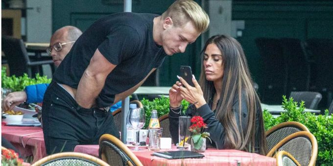 Katie Price's Lover Kris Boyson macht das Restaurant zum Wühltisch. Katie Price's Lover Kris Boyson macht das Restaurant zum Wühltisch.