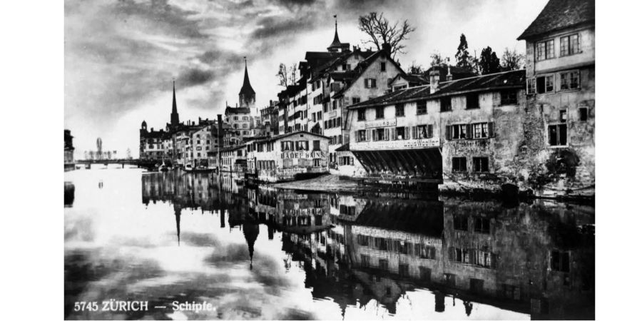 Das Schipfe-Quartier am Limmatufer in der Altstadt von Zürich in einer Aufnahme um das Jahr 1900.