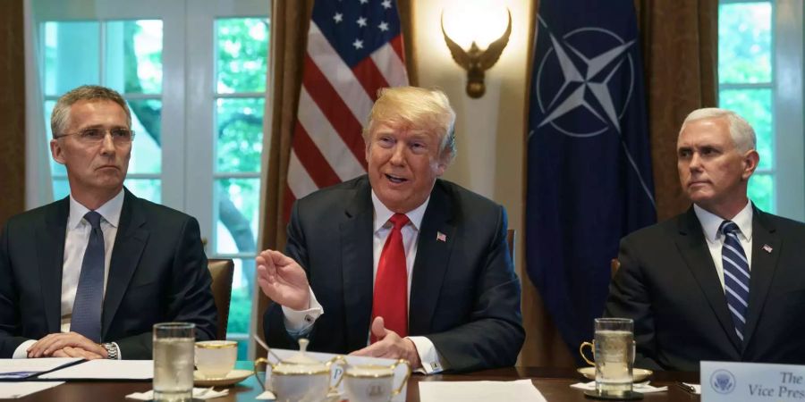 Donald Trump bei seinem Treffen mit NATO-Generalsekretär Jens Stoltenberg (l.) und US-Vizepräsident Mike Pence (r.).