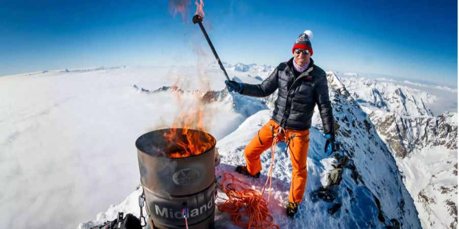 Constantin liess im Februar Zurbriggen auf dem Matterhorn symbolisch mit einer Fackel ein Feuer entzünden.