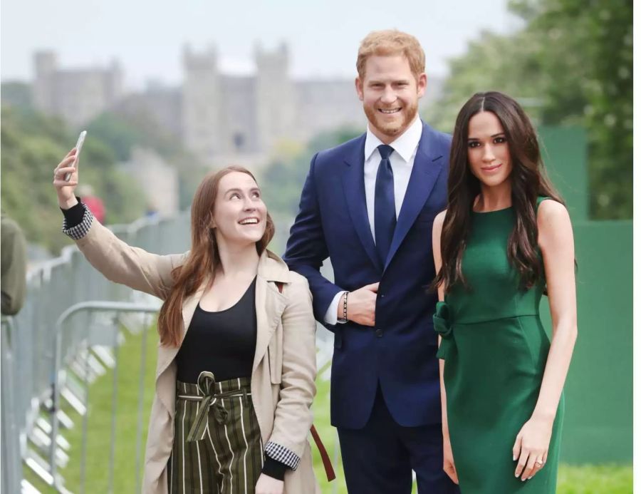 Die Touristen benutzten die beiden Figuren als beliebtes Fotosujet.