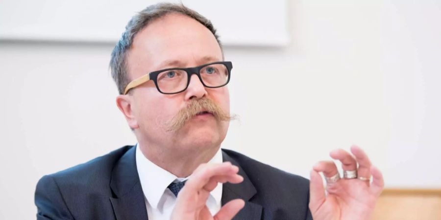 Gefängnisdirektor Thomas Egger will im Thorberg weiterhin Fuss- und Handfesseln einsetzen.