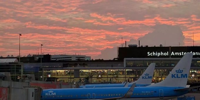 Der Amsterdamer Flughafen Schiphol ist heute Morgen wegen eines Stromausfalls kurzzeitig geschlossen worden. Der Amsterdamer Flughafen Schiphol ist heute Morgen wegen eines Stromausfalls kurzzeitig geschlossen worden.