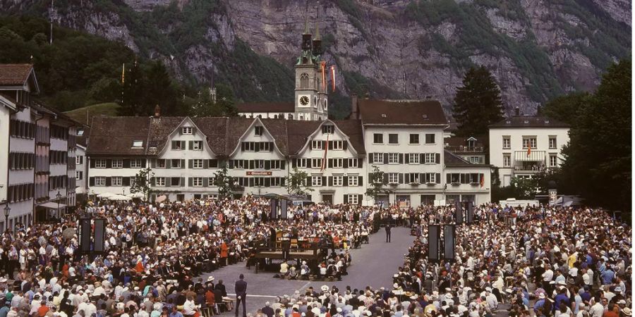 Glarnerinnen und Glarner sind trotz fehlendem Stimmgeheimnis stolz auf die Jahrhunderte alte Tradition ihrer Landsgemeinde auf dem Zaunplatz in Glarus.