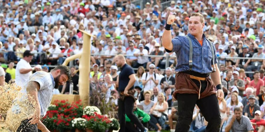 Joel Wicki nach einem gewonnenen Gang am Unspunnenfest 2017.