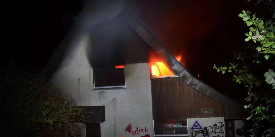 Die Feuerwehr wurde morgens um 3.30 Uhr alarmiert.