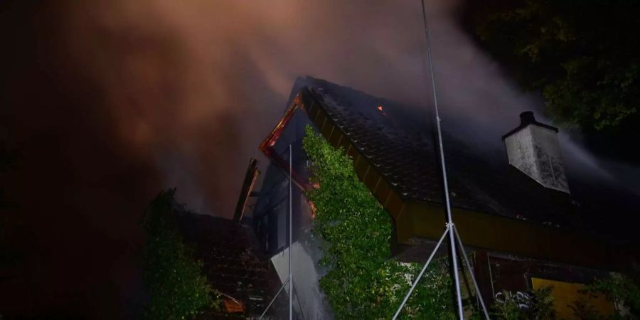 Das Haus stand im Vollbrand.