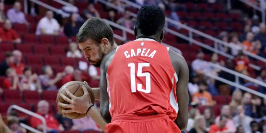 Capela räumt mit 16 Defensivrebounds vor allem unter seinem eigenen Korb auf.