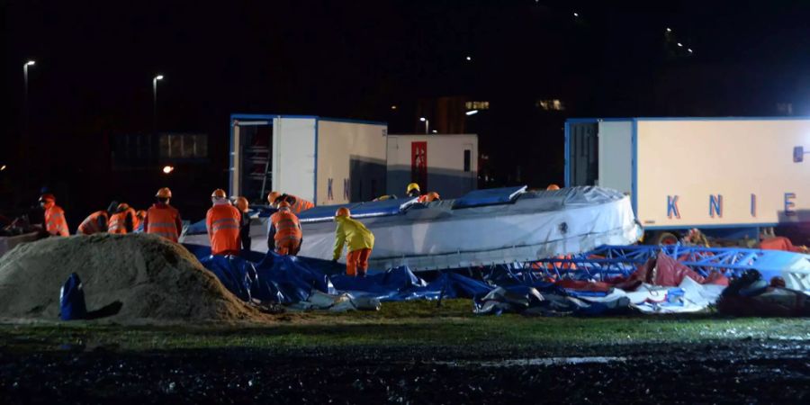 Das Zelt vom Circus Knie wird vom Winde verweht.