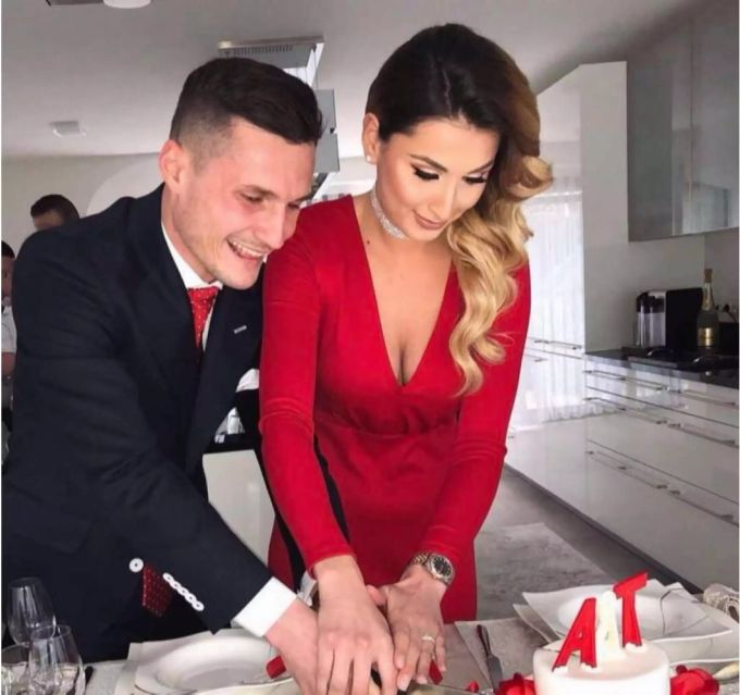 Taulant Xhaka hat sich mit seiner Freundin verlobt. Taulant Xhaka hat sich mit seiner Freundin verlobt.