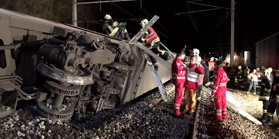 Die Waggons entgleisten.