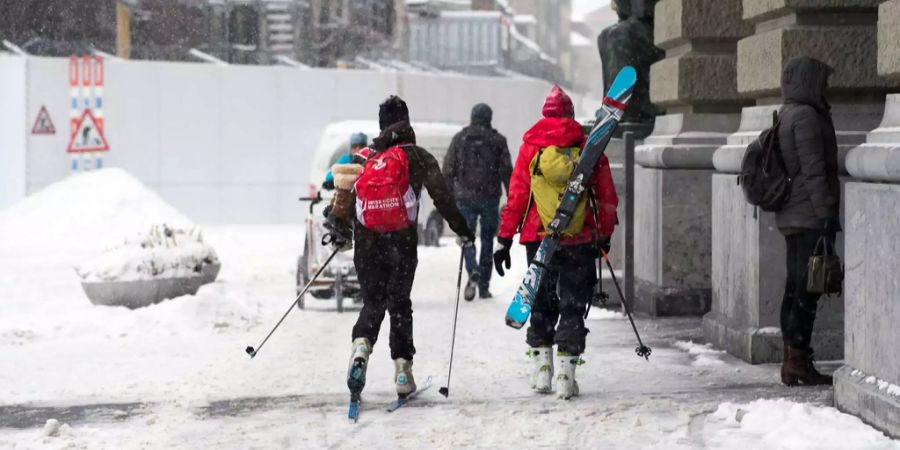 Der Schnee in den Städten lädt zum Skifahren und Schlitteln ein.