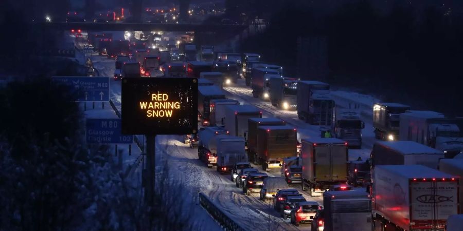 Schnee und Eis haben den Verkehr in Grossbritannien am Mittwoch teilweise lahmgelegt. Vor allem Schottland und der Osten Englands sind davon betroffen.