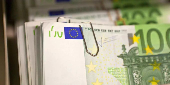Ein Bündel Euro-Scheine. euro sentix