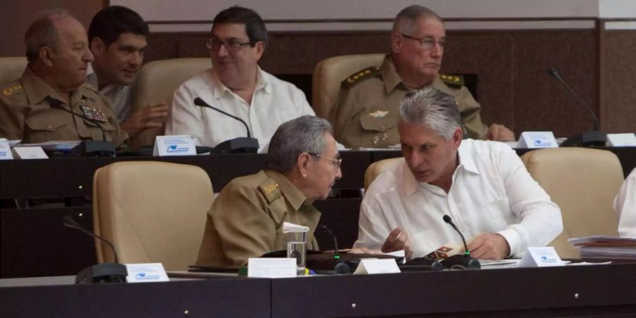 Ex-Staatschef Raúl Castro (l.) und Miguel Díaz-Canel (r.).