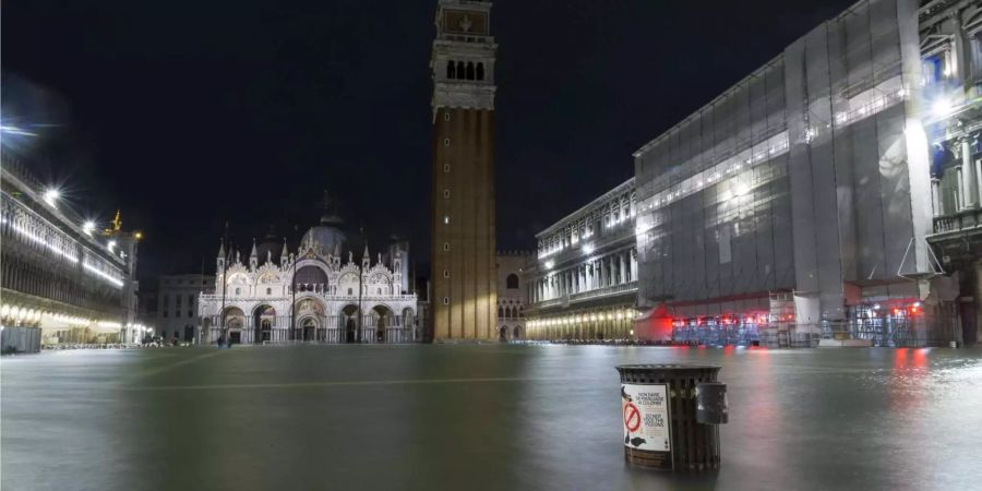 Hochwasser bedeckt am 06.11.2017 den Markusplatz in Venedig (Italien).