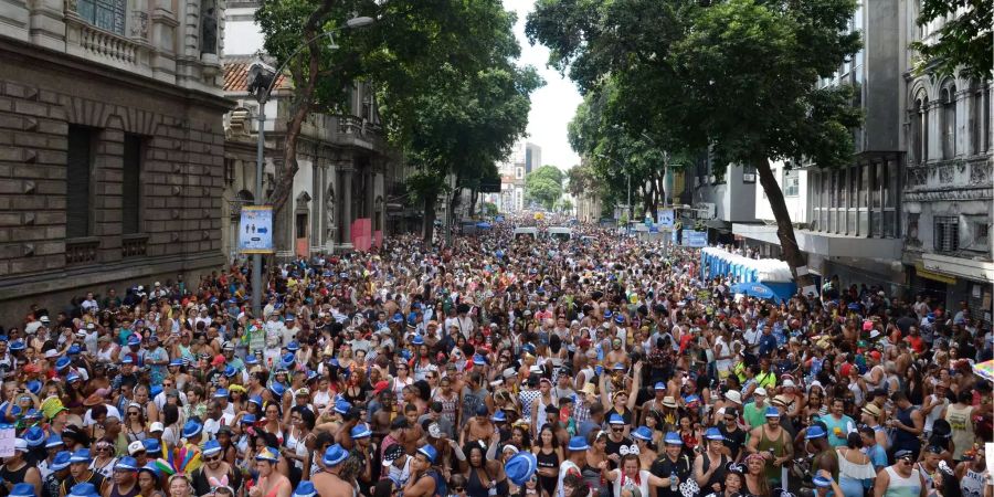 Rio de Janeiro: Zahlreiche Menschen feiern Karneval in der südamerikanischen Metropole.