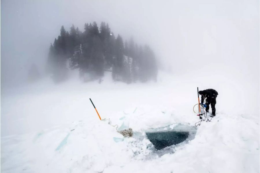 Über einen Meter dick ist die Eisschicht auf dem See.