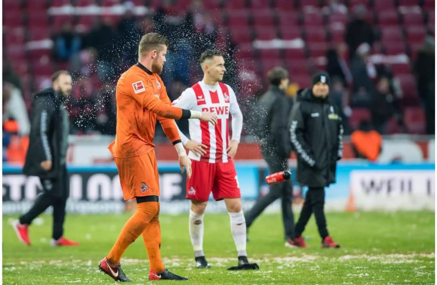 Letzter Platz, kein Sieg, erst drei Punkte: Die Kölner, die bereits die Notbremse «Trainerentlassung» gezogen haben, kommen weiter nicht in Fahrt. Gegen den SC Freiburg verspielt der 1. FC eine 3:0-Führung und verliert in der Nachspielzeit. Damit dürften sich langsam aber sicher auch die grössten Optimisten mit dem Gang in die zweite Liga abfinden müssen.