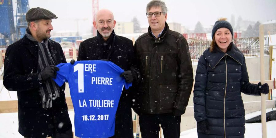 Der Stadtpräsident Grégoire Junod (links) und der Präsident von Lausanne Sport, David Thompson (zweiter von links) haben den Grundstein für ein neues Fussballstadion in ihrer Stadt gelegt.