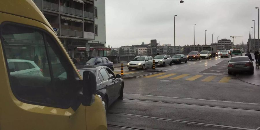 Infolge der Blockierung nahe der Johanniterbrücke reihten sich die Autos.