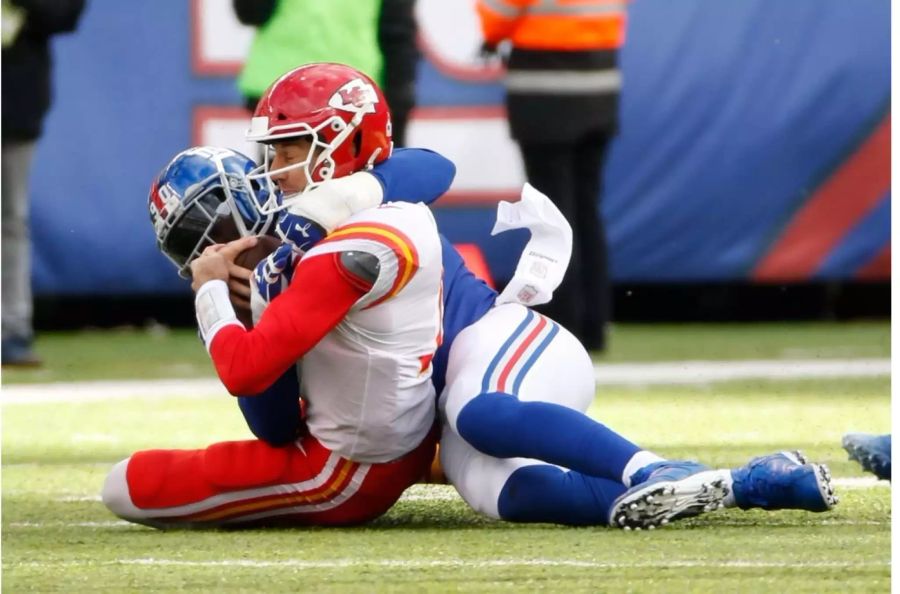 Was ist bloss mit den Kansas City Chiefs los? Sie verlieren gegen die New York Giants mit 9:12 nach Verlängerung. Das sind die selben Giants, die in den letzten beiden Partien 82 Punkte zugelassen haben. Die Chiefs kassieren damit die vierte Niederlage aus den letzten fünf Partien. Dabei erzielen sie magere sieben Touchdowns. Wenn nicht bald ein Ruck durch die Mannschaft geht, könnte das Team noch die Playoffs verpassen.