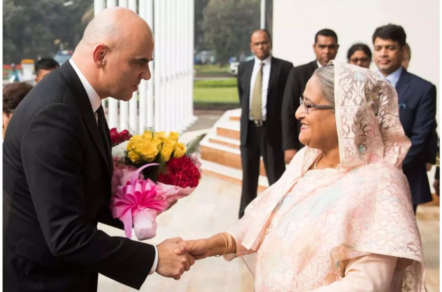 Alain Berset triff in Bangladesch die Regierungschefin Sheikh Hasina Wazed.