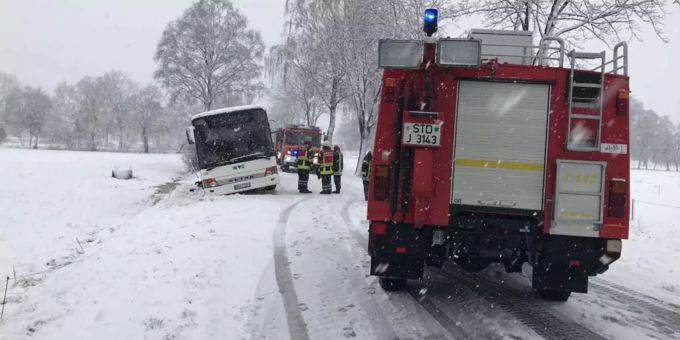 Die Strasse wurde für den Rettungseinsatz gesperrt (Symbolbild). schulbus
