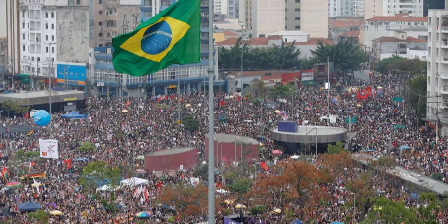 Tausende Demonstranten protestieren rund um die Präsidentenwahl in Sao Paulo, Brasilien.