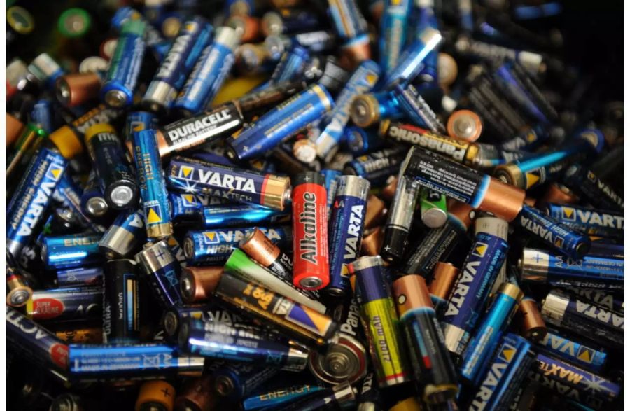 Blick auf einen Haufen von Batterien - Keystone