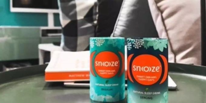 «Schlaf macht gesund und glücklich», so das Versprechen von Vriens. Das von snoooze_official veröffentlichte Bild zeigt das Kräutergetränk Snoooze, das zu besserem Schlaf verhelfen soll.