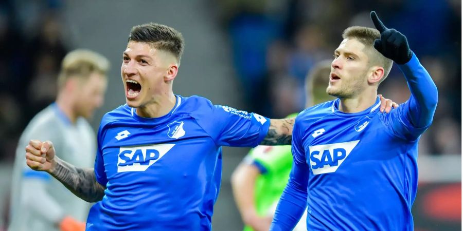 Hoffenheims Elfmeter-Torschütze Andrej Kramaric (rechts) jubelt mit Steven Zuber über sein Tor zum 1:0.