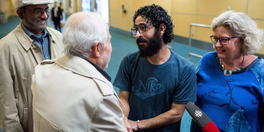 Hassan al-Kuntar grüsst nach der Ankunft am Flughafen in Vancouver (CAN) Unterstützer.