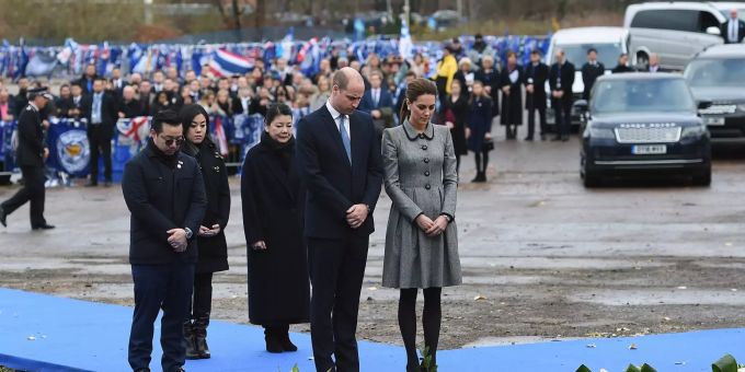 Prinz William und Herzogin Kate würdigen den verstorbenen Leicester City-Chef Vichai Srivaddhanaorabha beim King Power Stadium. Prinz William und Herzogin Kate würdigen den verstorbenen Leicester City-Chef Vichai Srivaddhanaorabha beim King Power Stadium.