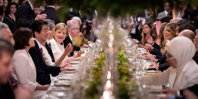 Bundeskanzlerin Angela Merkel (CDU, 7.v.l.) unterhält sich während des Abendessens für die Teilnehmer und Partner des G20-Gipfels im Teatro Colon mit dem Gastgeber, Mauricio Macri (6.v.l.), dem Präsidenten von Argentinien. G20-Gipfel in Argentinien