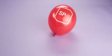 Das Logo der SP Schweiz auf einem Ballon.