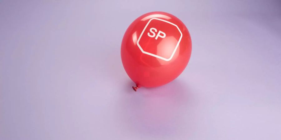 Das Logo der SP Schweiz auf einem Ballon.